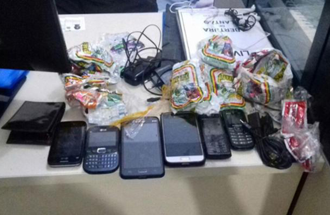 Dupla é presa com celulares roubados dentro de carro da Uber