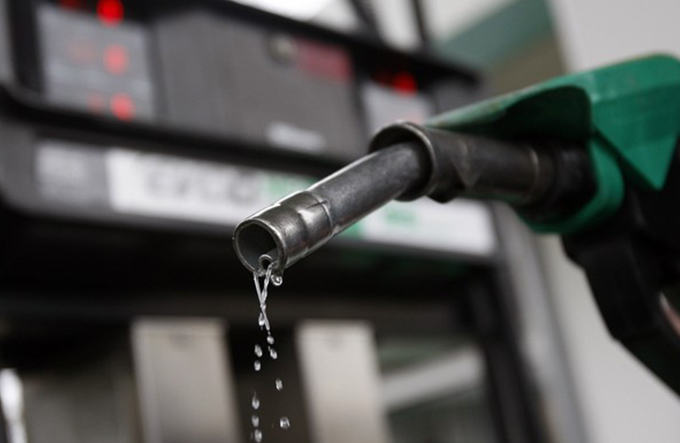 Gasolina aumenta amanhã 3,3% nas refinarias; diesel sobe 0,1%