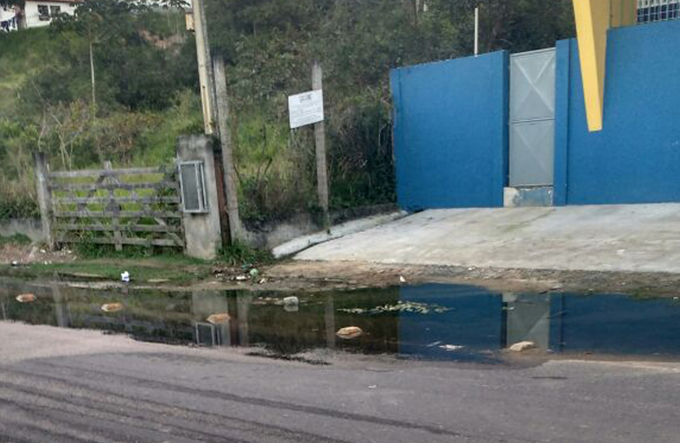 Vazamento de esgoto causa transtornos a moradores de Amado Bahia