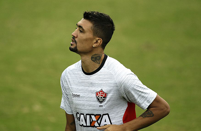 Liberado, Kieza já pode reforçar o Vitória contra o Fluminense