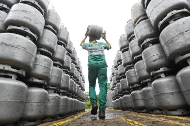 Botijão de gás de cozinha fica mais caro a partir desta quarta