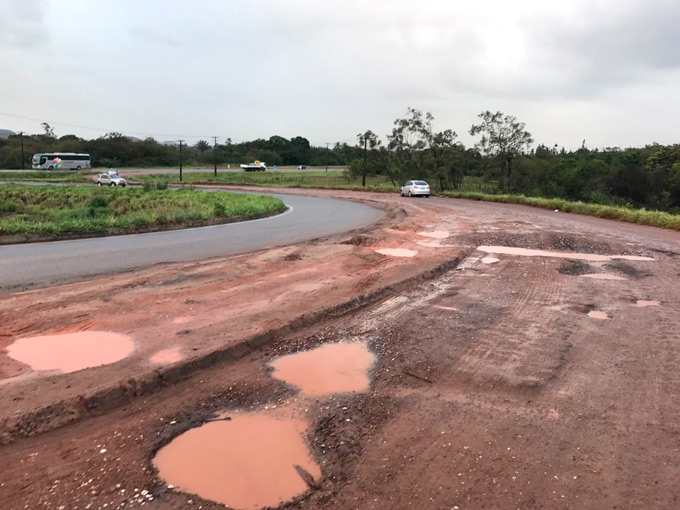 Leitores denunciam descaso em trechos no viaduto da Caraíba 