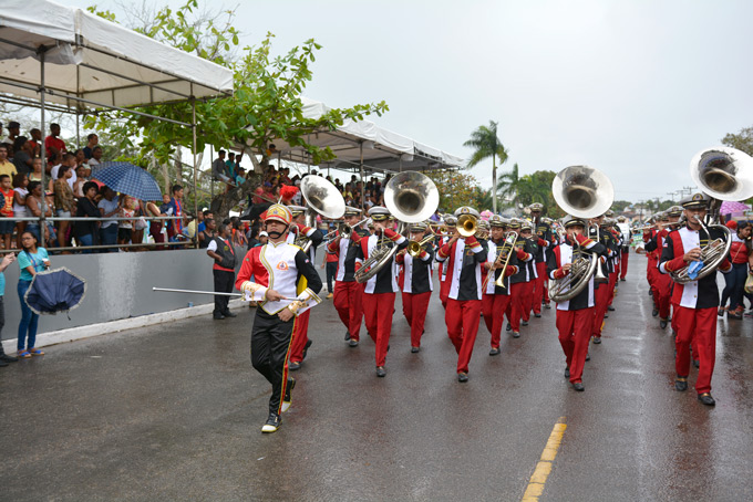 Desfile da Independência atrai grande público em Dias d'Ávila 