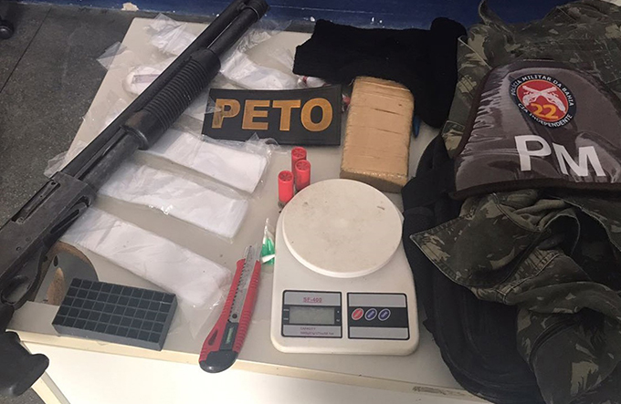 Homem é preso e dois adolescentes são apreendidos com arma