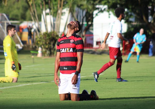 Vitória empata com Fluminense e volta para a zona 