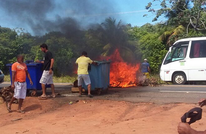 Moradores bloqueiam via e protestam contra falta de água 