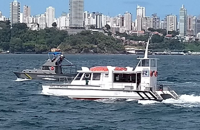 Catamarã bate em baleia na travessia de Mar Grande