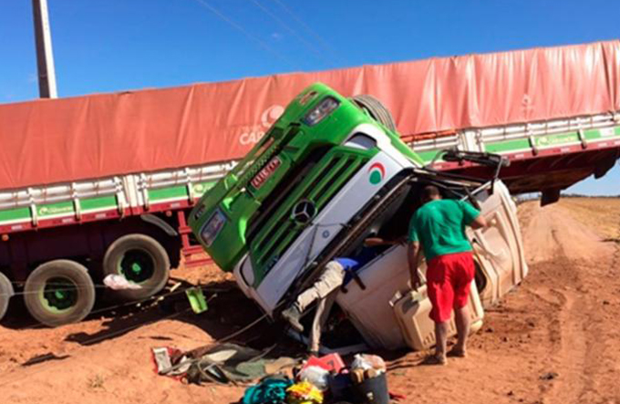 Motorista fica ferido após carreta tombar na BA-460