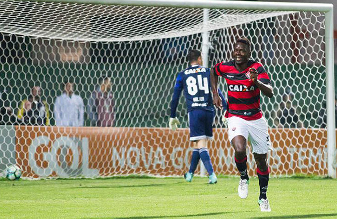 Zagueiro Kanu é 'amuleto' do Vitória na temporada