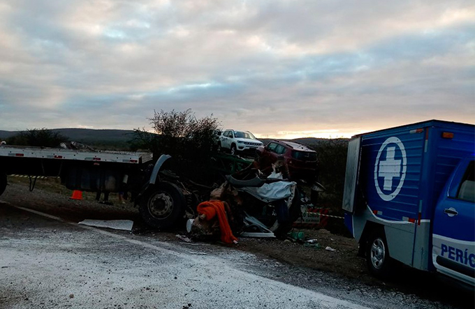 Batida entre carretas deixa motorista morto na BR-116