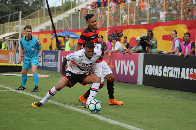 Vitória é derrotado pelo São Paulo e perde chance de sair da zona