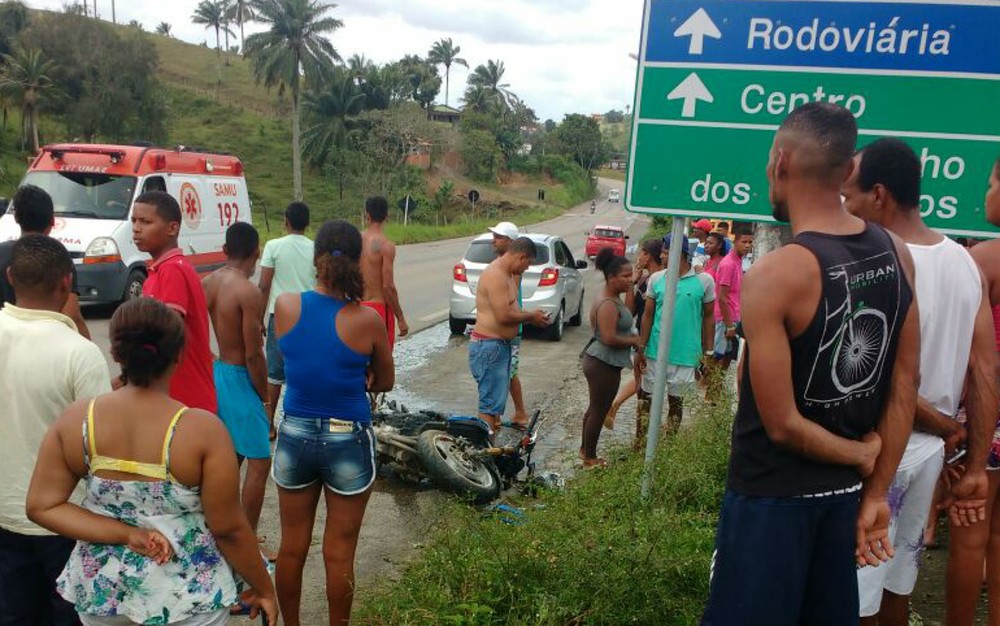 Motociclista colide contra placa e tem perna amputada