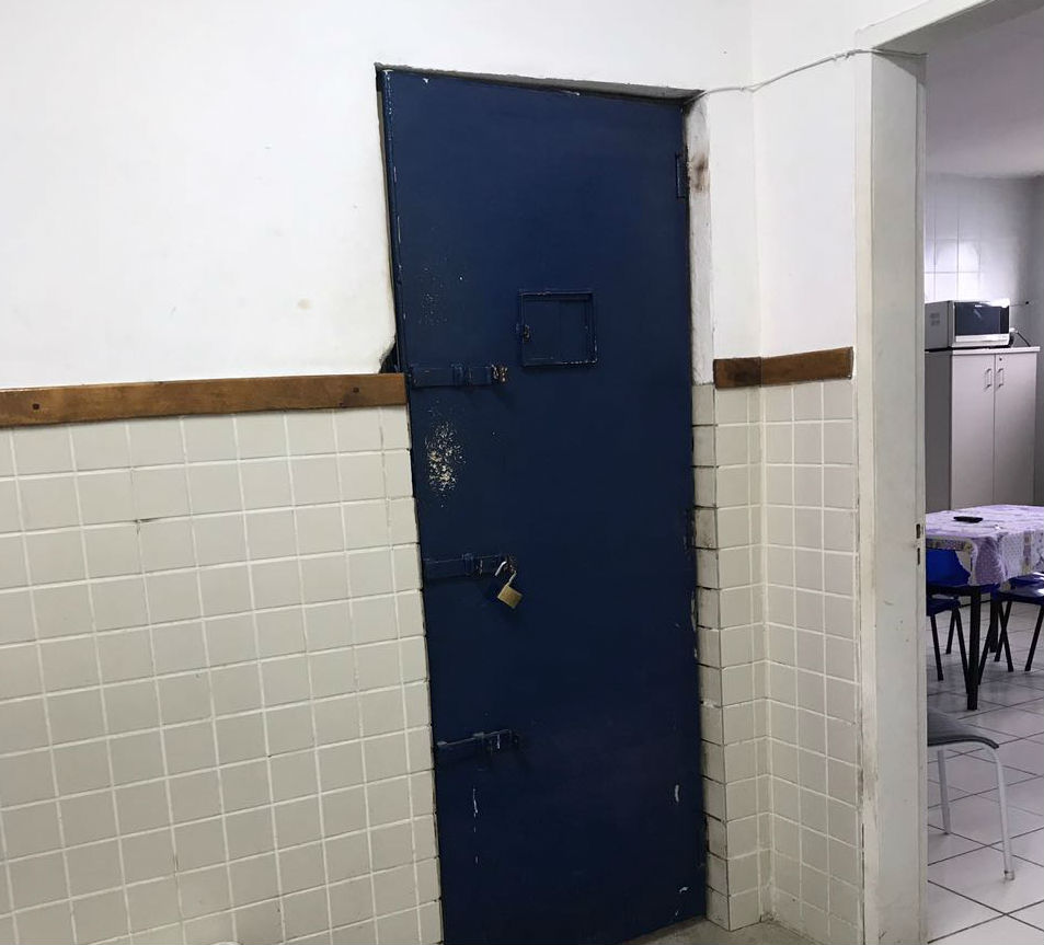Presos serram grade e fogem pelo teto da delegacia de Mata