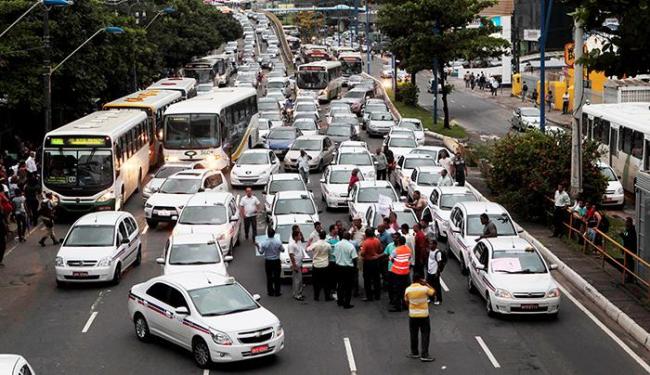 Taxistas protestam contra o Uber e travam trânsito