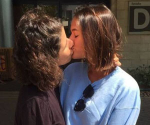 Bruna Marquezine beija atriz na boca como forma de protesto