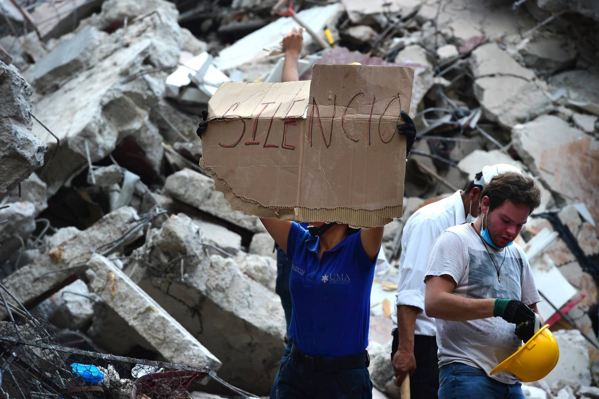Mexicanos passam noite em claro com medo de novo terremoto