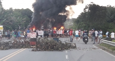 Após morte de líder comunitário, grupo queima pneus e bloqueia via