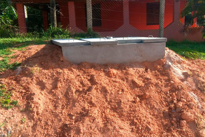 Homem é surpreendido por construção da Embasa na porta de casa