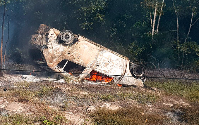 Carro capota e pega fogo na BA-099 em Praia do Forte 