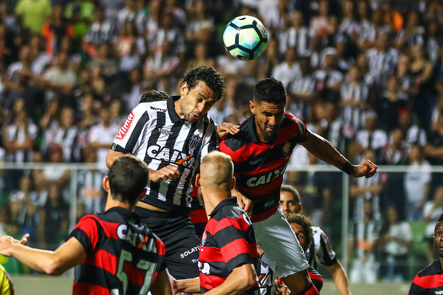 Tréllez brilha, Vitória bate o Atlético-MG e deixa a zona