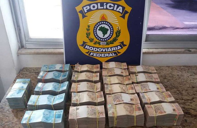PRF apreende mala com R$ 700 mil em bagageiro de ônibus