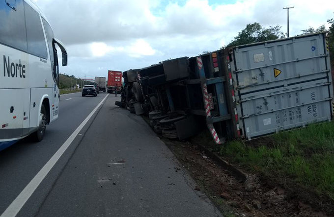 Motorista foge após atropelar uma pessoa e tombar caminhão 