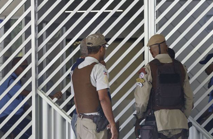 Jovem se joga de janela para fugir de estupro por ex-namorado
