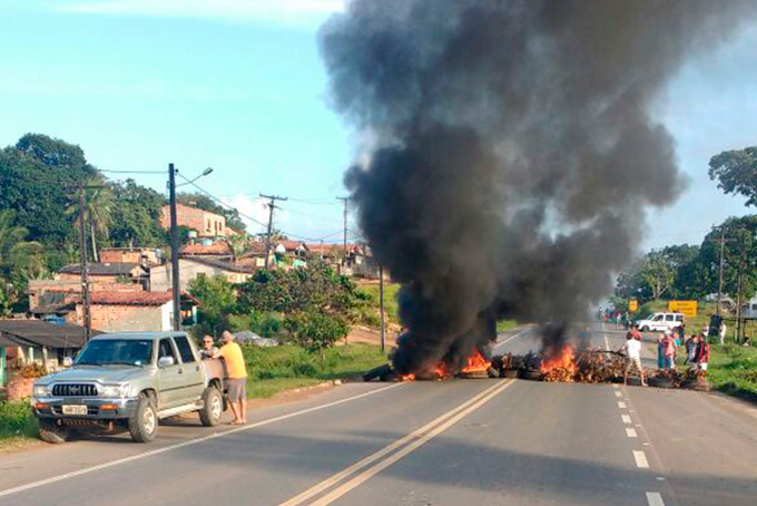 Protesto de moradores fecha BA-093 em Mata de São João