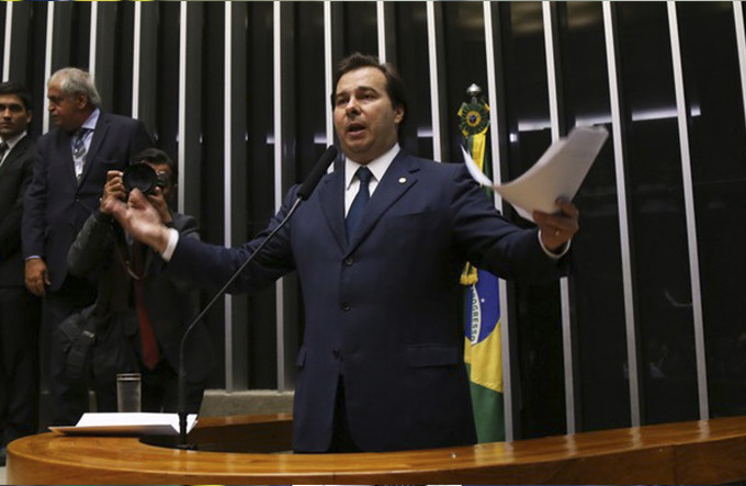 Maia defende regulamentação para casos de afastamento de mandato