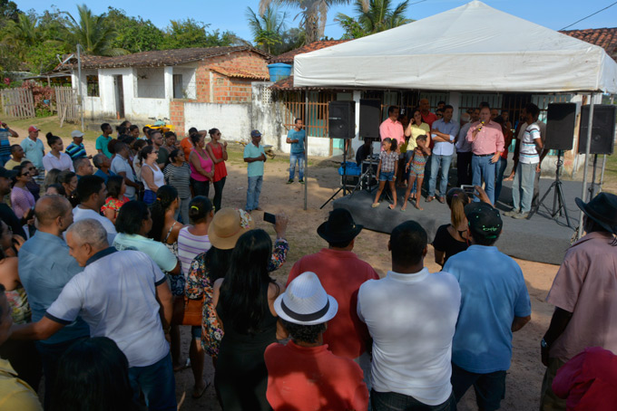 Gualberto entrega trator fruto de emenda na zona rural 