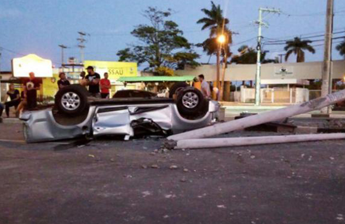 Homem morre após capotar carro e bater em poste na Estrada do Coco