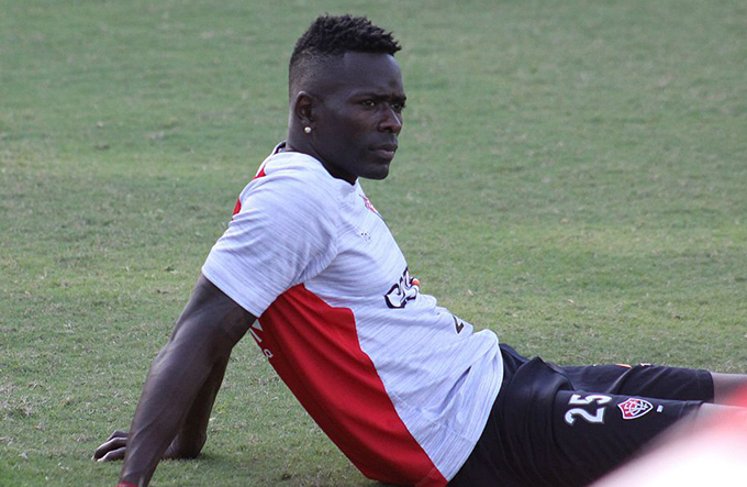 Kanu é vetado e desfalca o Leão contra o Botafogo