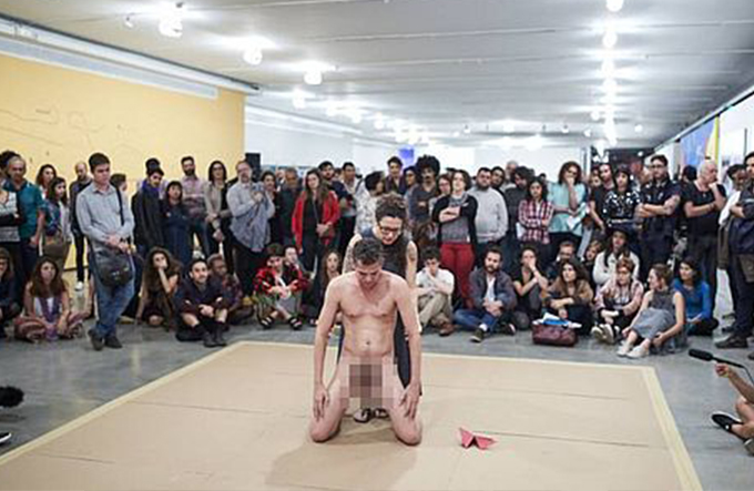 Crianças interagem com homem nu em performance 