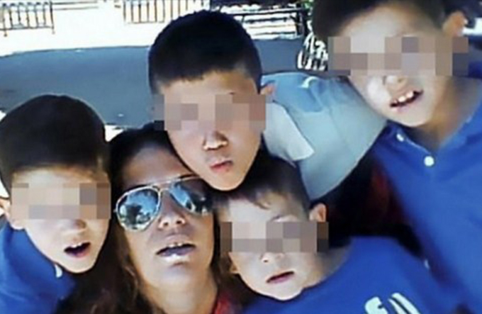 Filhos moram com pais mortos achando que eles estavam dormindo