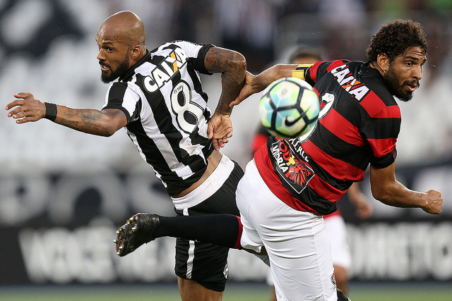 Nos acréscimos, Vitória vence o Botafogo e respira na Série A