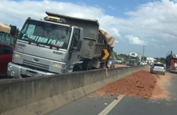 Carreta tomba e causa congestionamento na BA-535