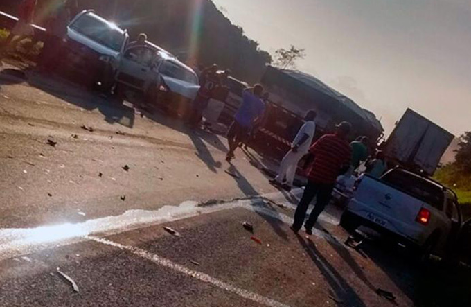 Engavetamento com 13 carros deixa cinco vítimas na BR-324