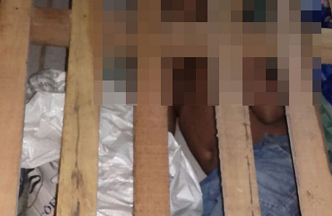 Casal deixa filho de 11 anos dormir em cela com estuprador
