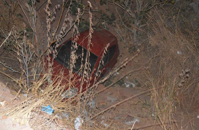 Mulheres ficam feridas após carro colidir e cair em canal 
