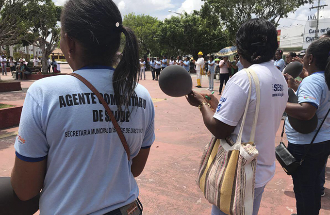 Agentes comunitários protestam contra extinção de atividade