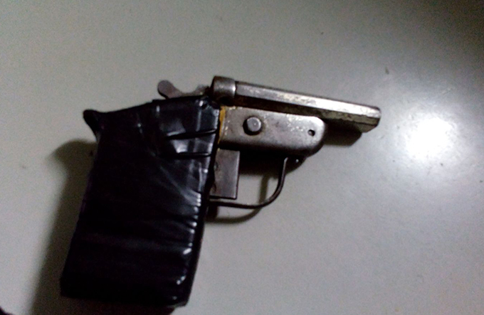 Adolescente é atingido por tiro acidental após manusear arma