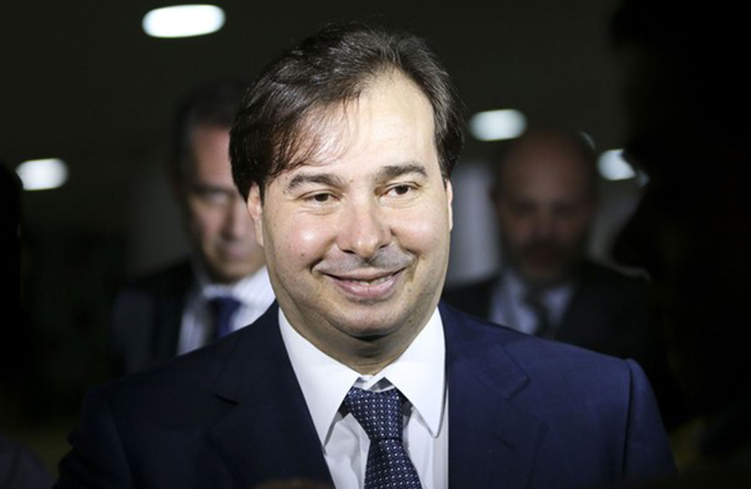 Após jantar com oposição, Maia nega que esteja contra o governo