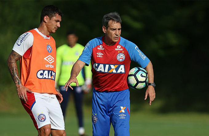 No primeiro treino, Carpegiani tira Rodrigão do time titular