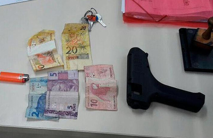 Jovens usam pistola de cola quente em assaltos pontos de ônibus
