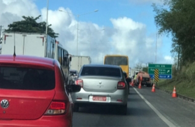 Engavetamento causa congestionamento na BR-324 