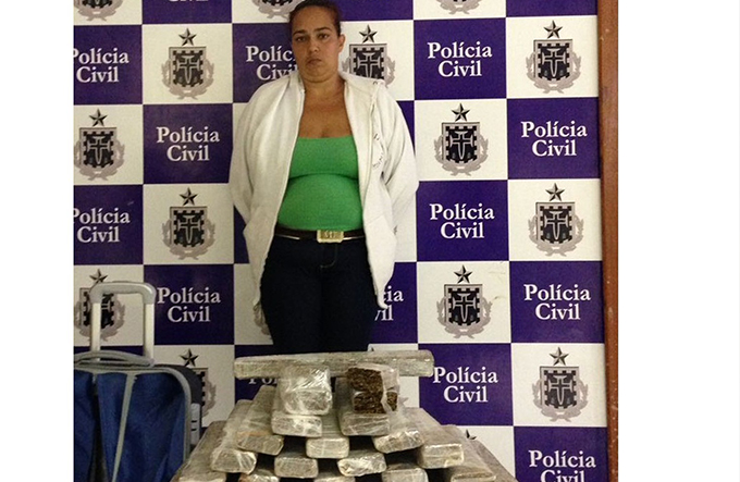 Mulher é presa com 23 kg de maconha em mala na rodoviária
