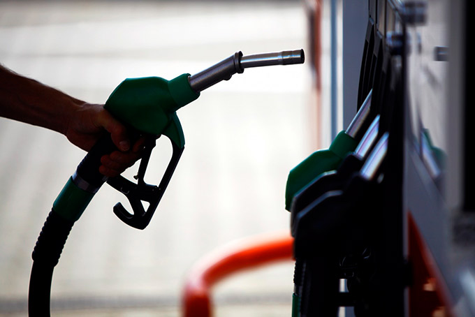 Gasolina tem alta de 1,50% e diesel tem queda de 1,30% 