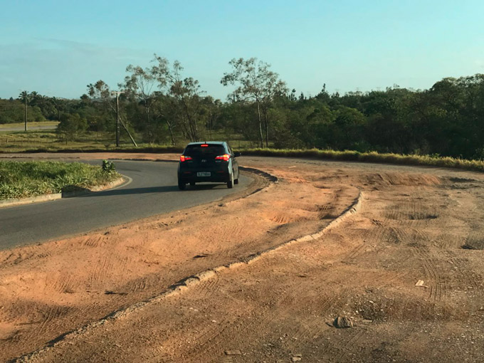 Motoristas se arriscam na contramão em viaduto da BA-093