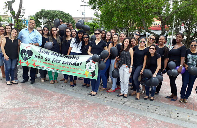 Vestidas de preto, enfermeiras protestam contra decisão judicial