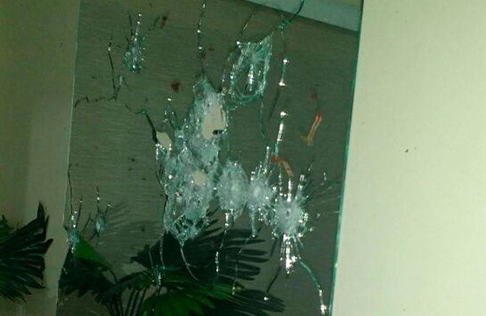 Assaltante se assusta com a própria imagem no espelho e atira 